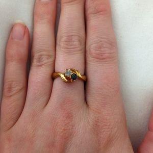 Adjustable gold ring, black and diamond-like stones, 6